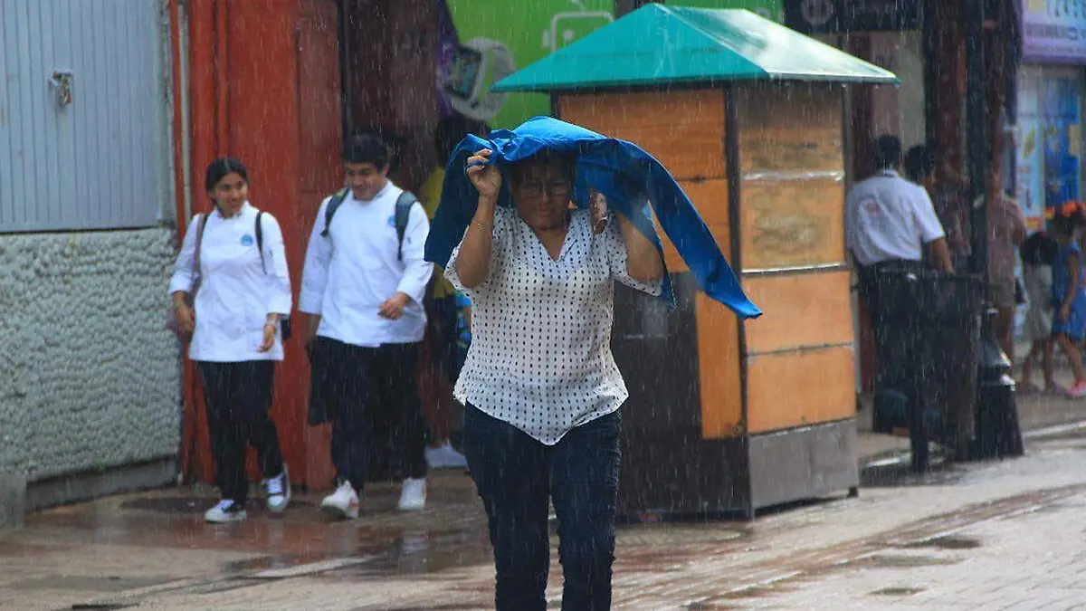 Clima-Tabasco-Persona-Cubriéndose-Del-Agua copia